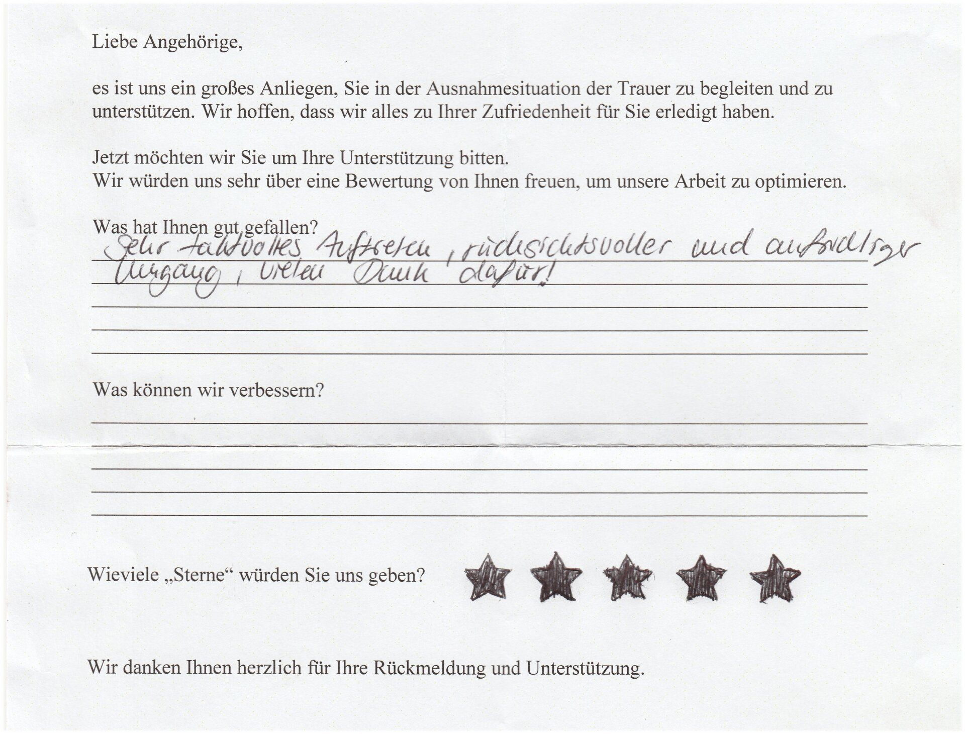 Kundenfeedbackformular mit handschriftlichem Lobtext für den Service; Bewertung mit vier Sternen.