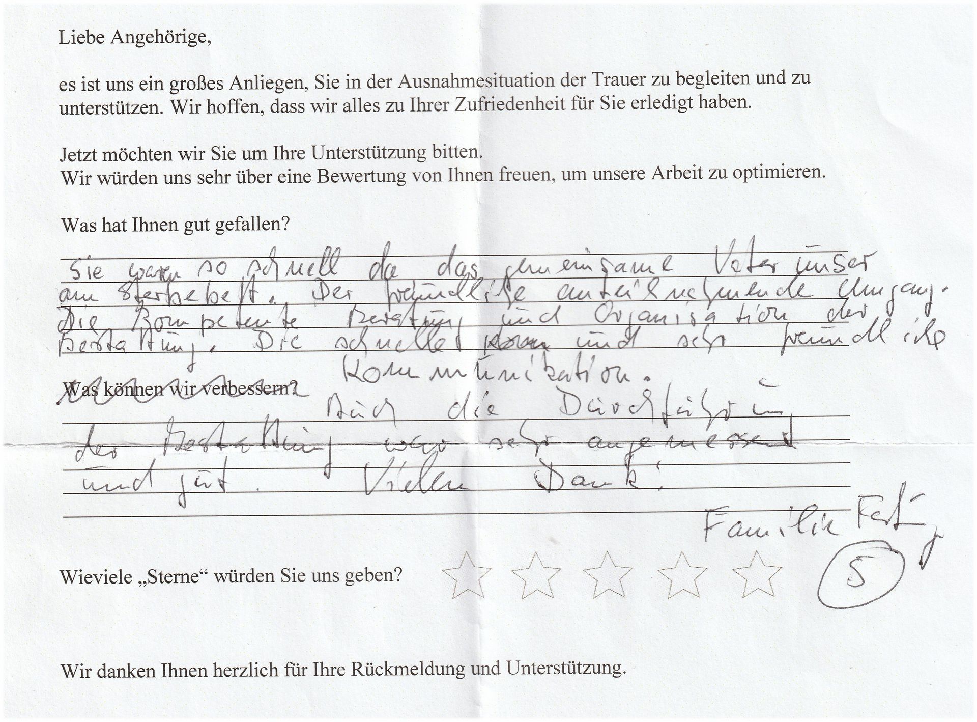 Handschriftliche Bewertung eines Dienstes. Deutscher Text, eingekreiste 5-Sterne-Bewertung und Smiley.