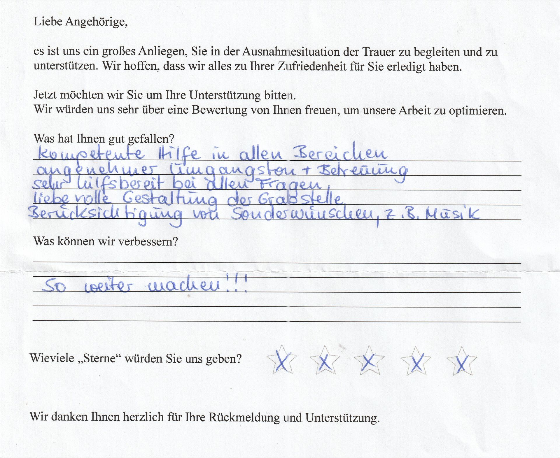 Handschriftliches Feedback auf einem Formular, mit positiven Kommentaren und einer Fünf-Sterne-Bewertung.