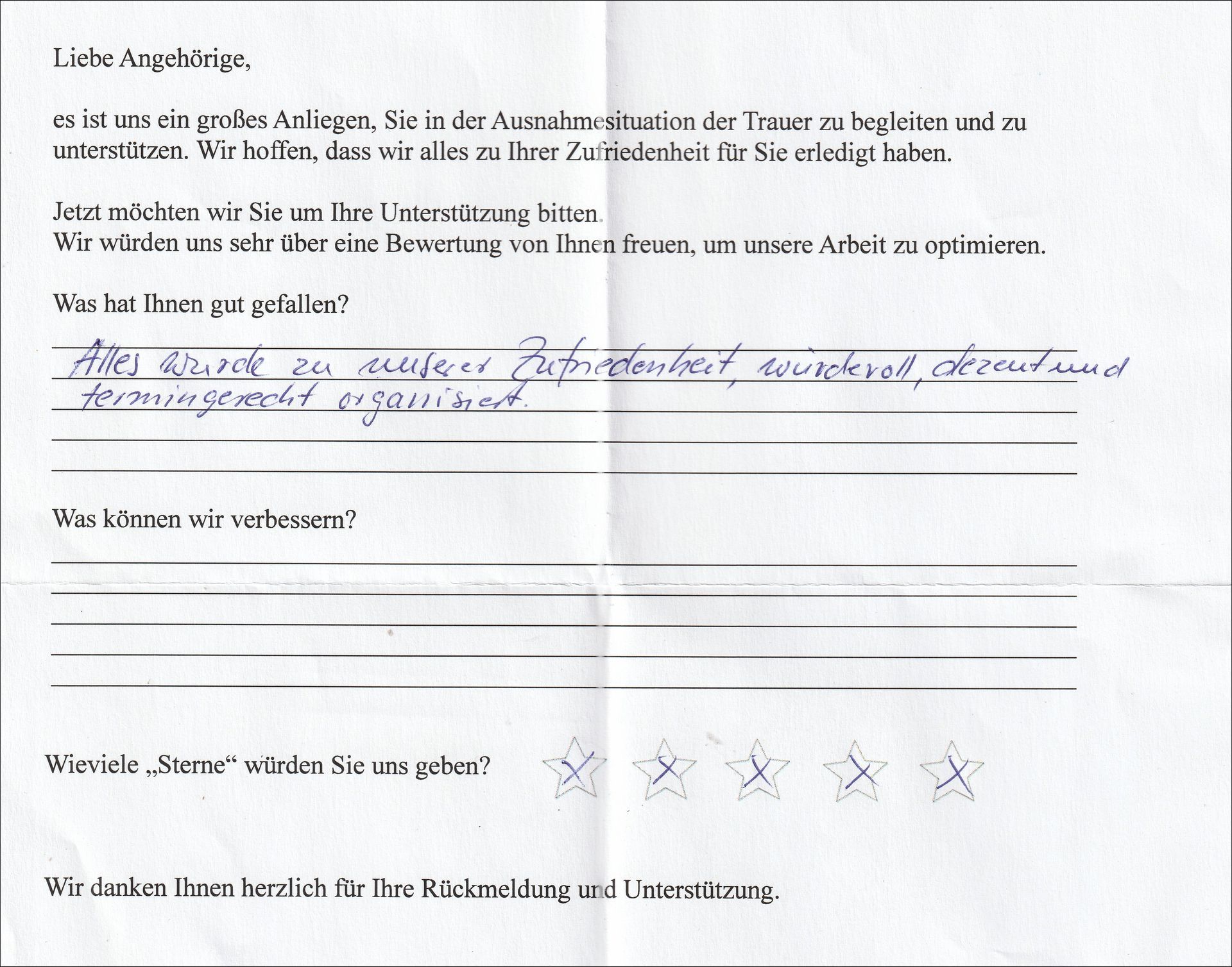 Handschriftliches Feedback-Formular. Im Text werden „Erfahrung“, „Verbesserungen“ und Sternebewertungen erwähnt.