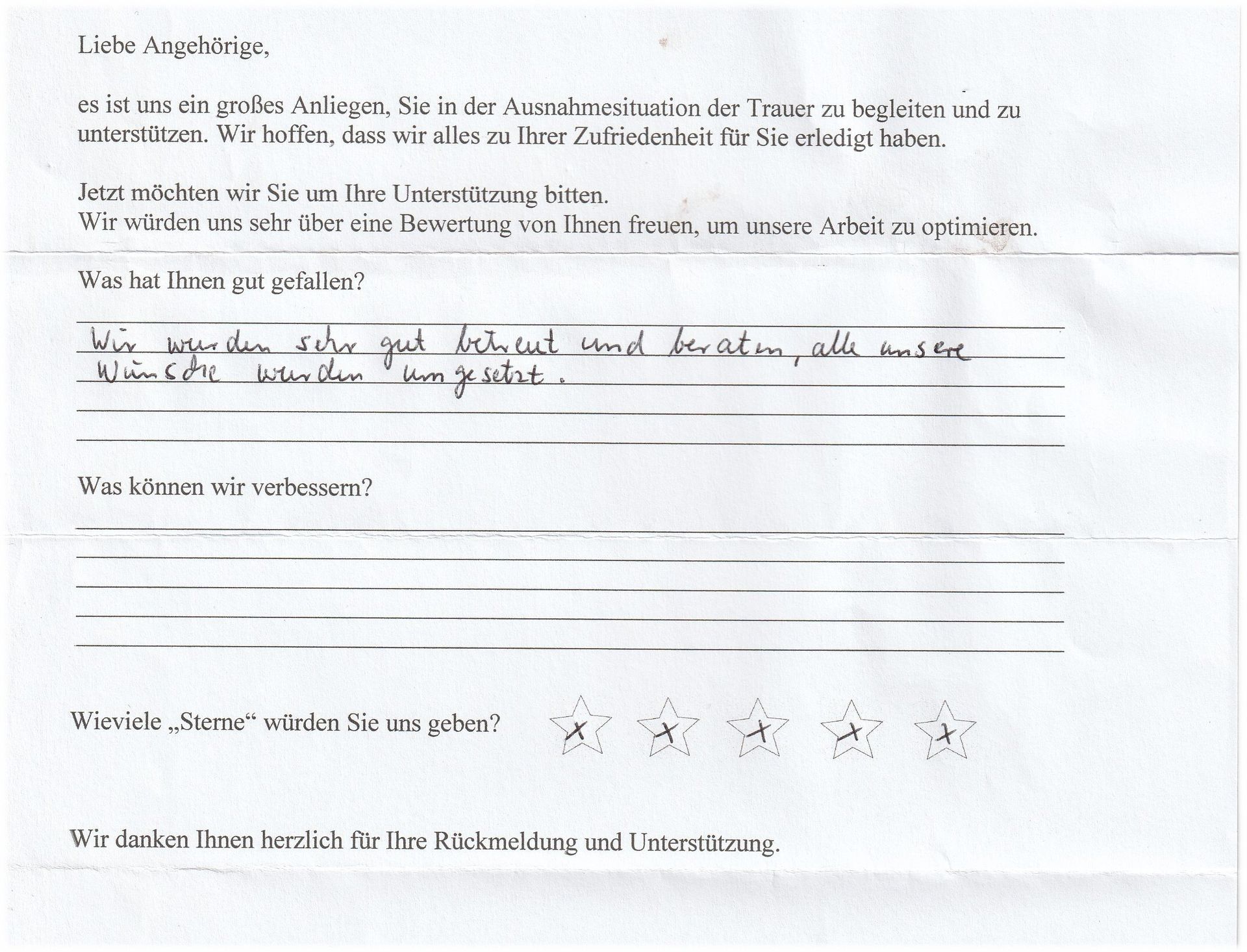 Handschriftliches Kundenfeedbackformular mit einer Bewertung und einer Antwort zum guten Service.
