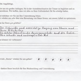 Handschriftliches Feedback auf einem Formular, in dem die Sorgfalt des Personals sowie die Ästhetik und Geschwindigkeit des Services gelobt werden; mit Bewertungssternen.