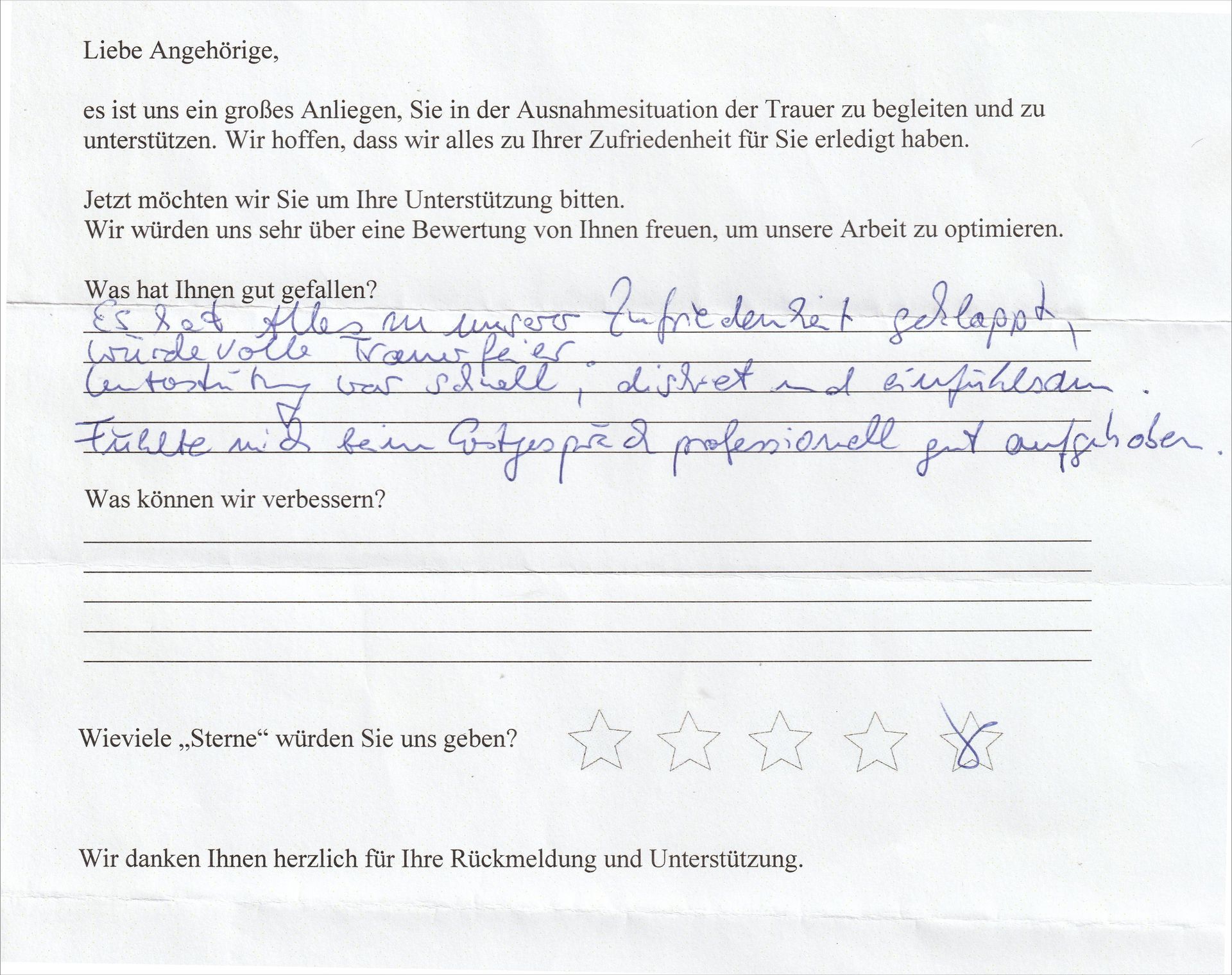 Handschriftliches Kundenfeedbackformular mit Text und Sternebewertung.
