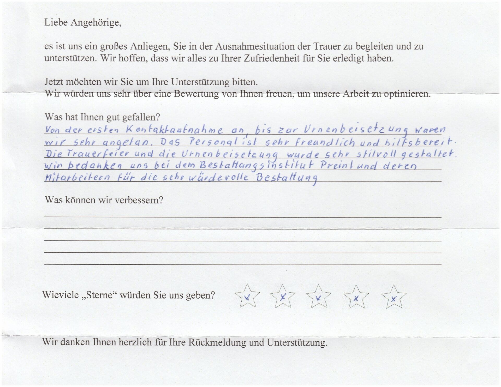 Handschriftlicher Fragebogen zur Kundenzufriedenheit in deutscher Sprache. Feedback beinhaltet guten Service und Freundlichkeit des Personals, Sternebewertung vergeben.
