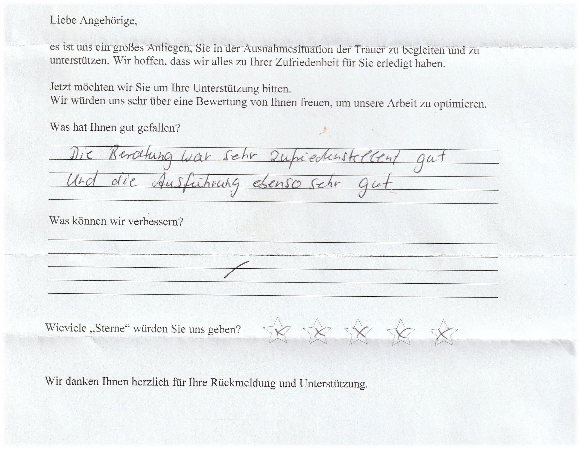 Handschriftlicher Feedbackbogen. Text in deutscher Sprache zur Zufriedenheit mit dem Service, mit schriftlichen Antworten und Bewertungsskalen.