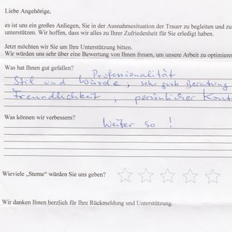Handschriftlicher Feedbackbogen, der Professionalität, Stil und Freundlichkeit lobt, mit einem „Weiter so!“-Kommentar und einer 5-Sterne-Bewertung.