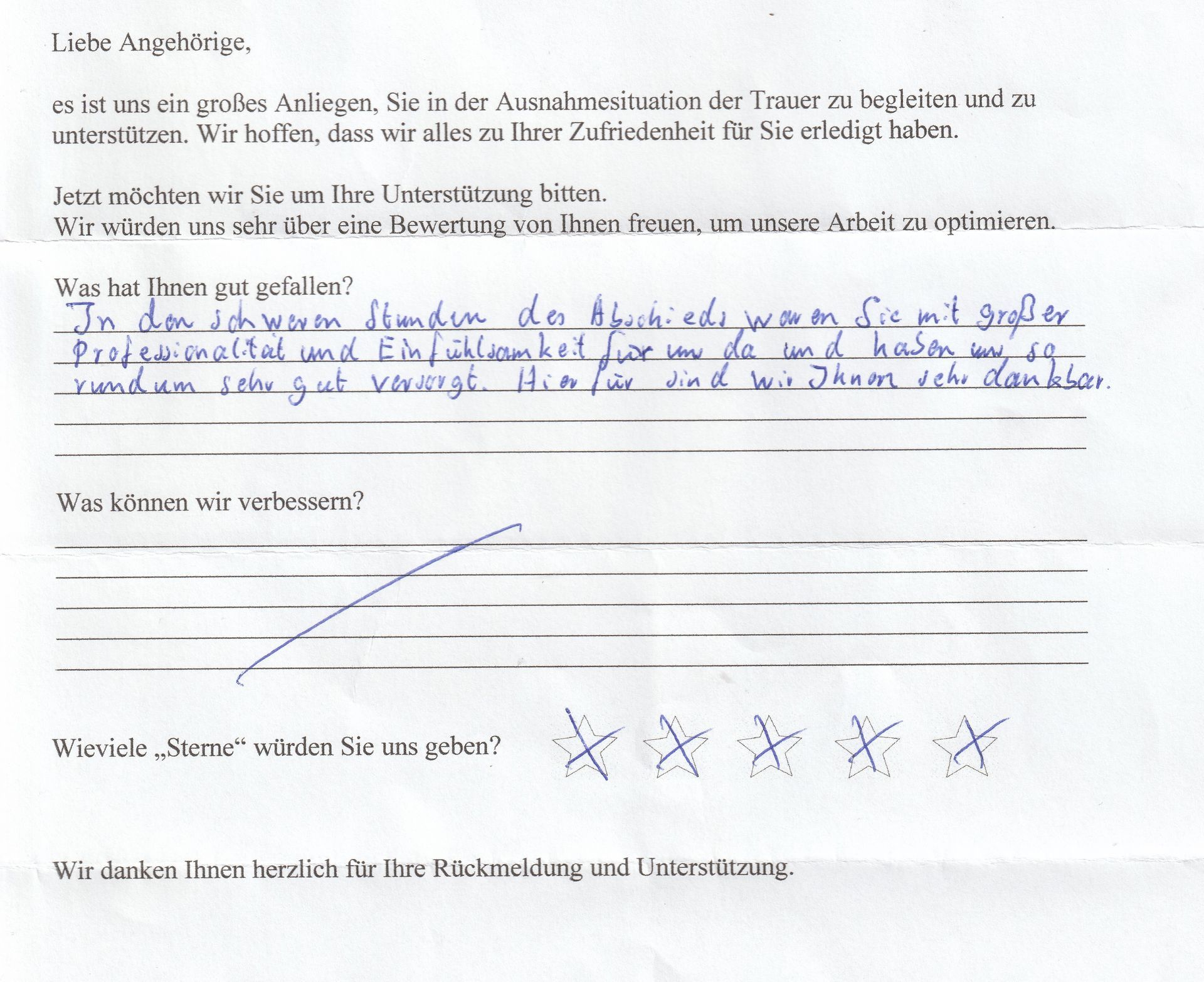 Eine handschriftliche Umfrageantwort mit blauer Tinte und vier von fünf eingekreisten Sternen.