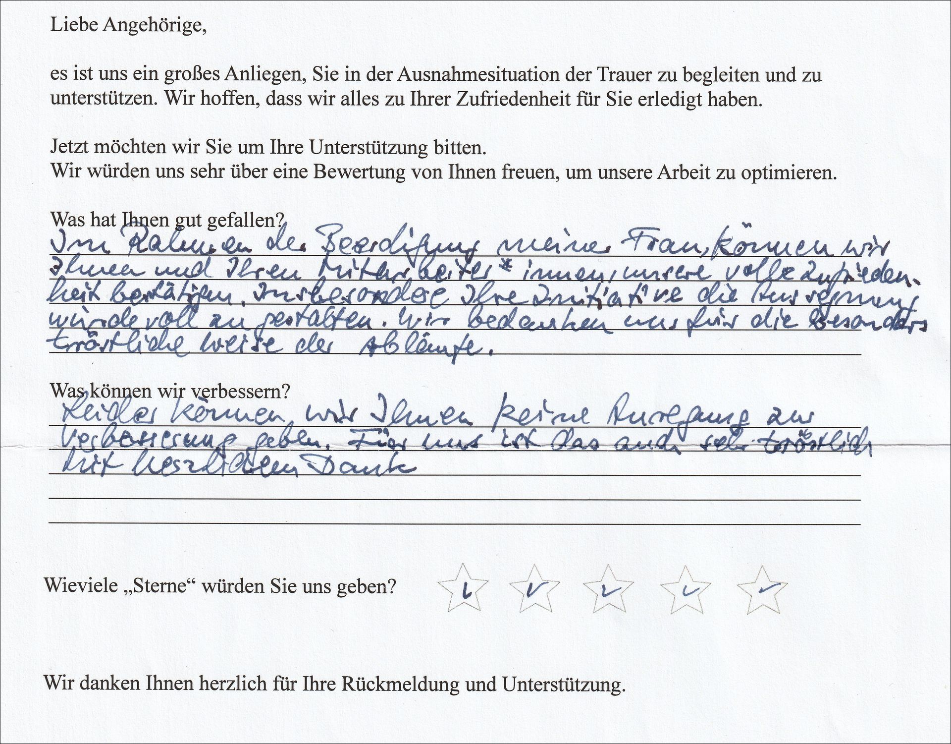 Handschriftliches Kundenfeedback auf einem Formular, in dem der Service gelobt und eine 5-Sterne-Bewertung abgegeben wird, um dem Dienstleister zu danken.