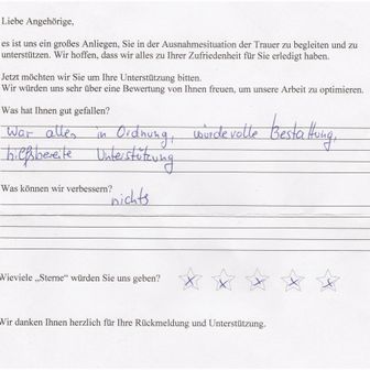 Kundenfeedbackformular mit handschriftlichen Antworten und vier von fünf Sternen.
