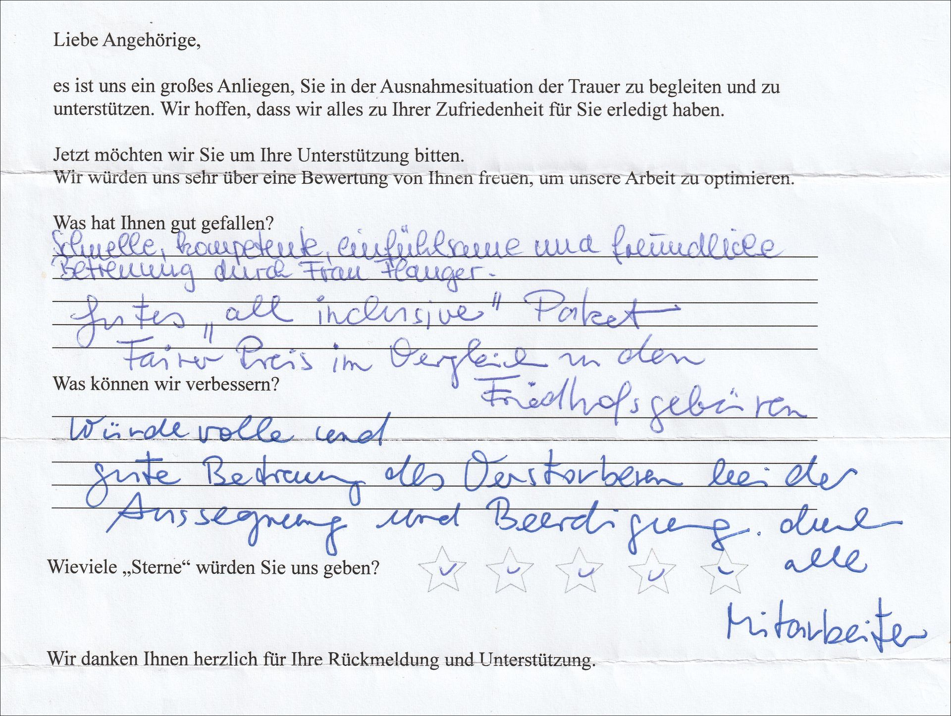 Handschriftlicher Kundenfeedbackbogen mit positiven Kommentaren zu Service und Personal.