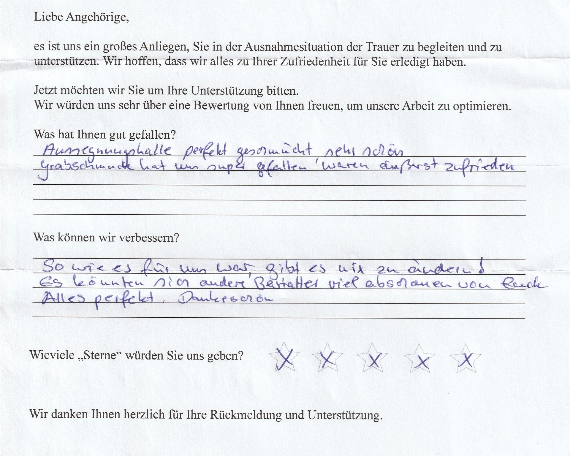 Handschriftliches Feedbackformular mit Kundenantworten und Bewertungssternen.