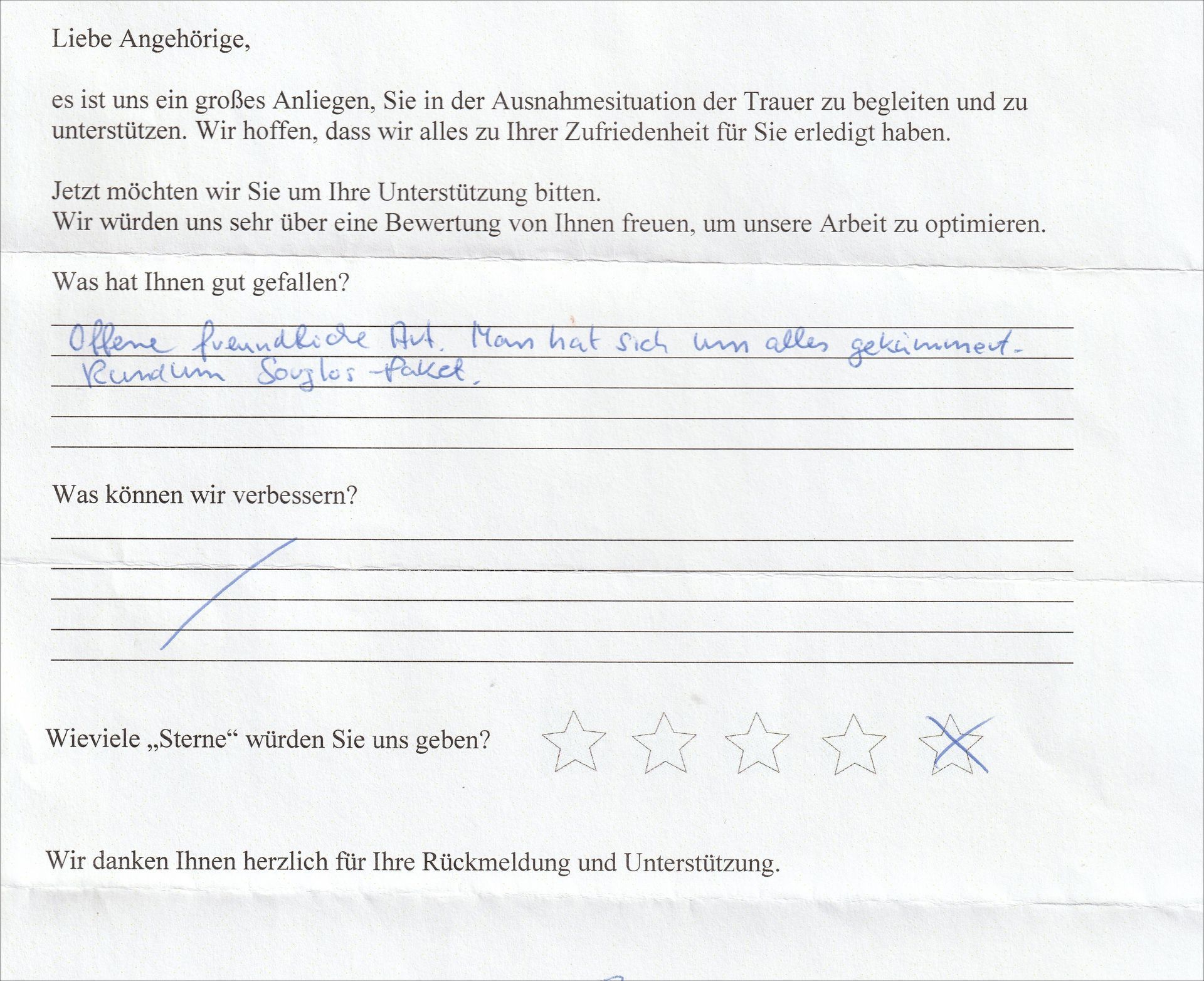 Handschriftliches Feedback-Formular mit Häkchen und Bewertung von drei von fünf Sternen. Deutscher Text ist sichtbar.