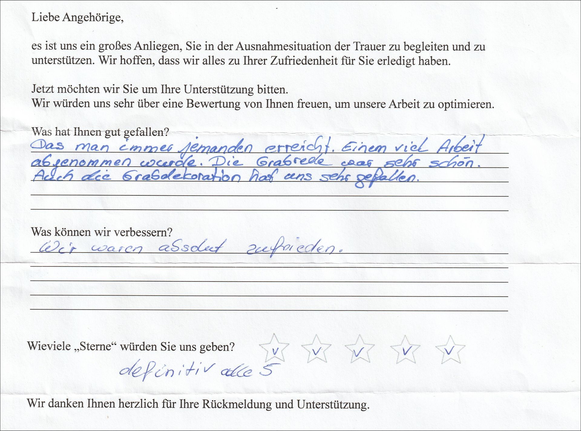 Handschriftlicher Kundenfeedbackbogen mit Text in deutscher Sprache und Bewertungssternen.