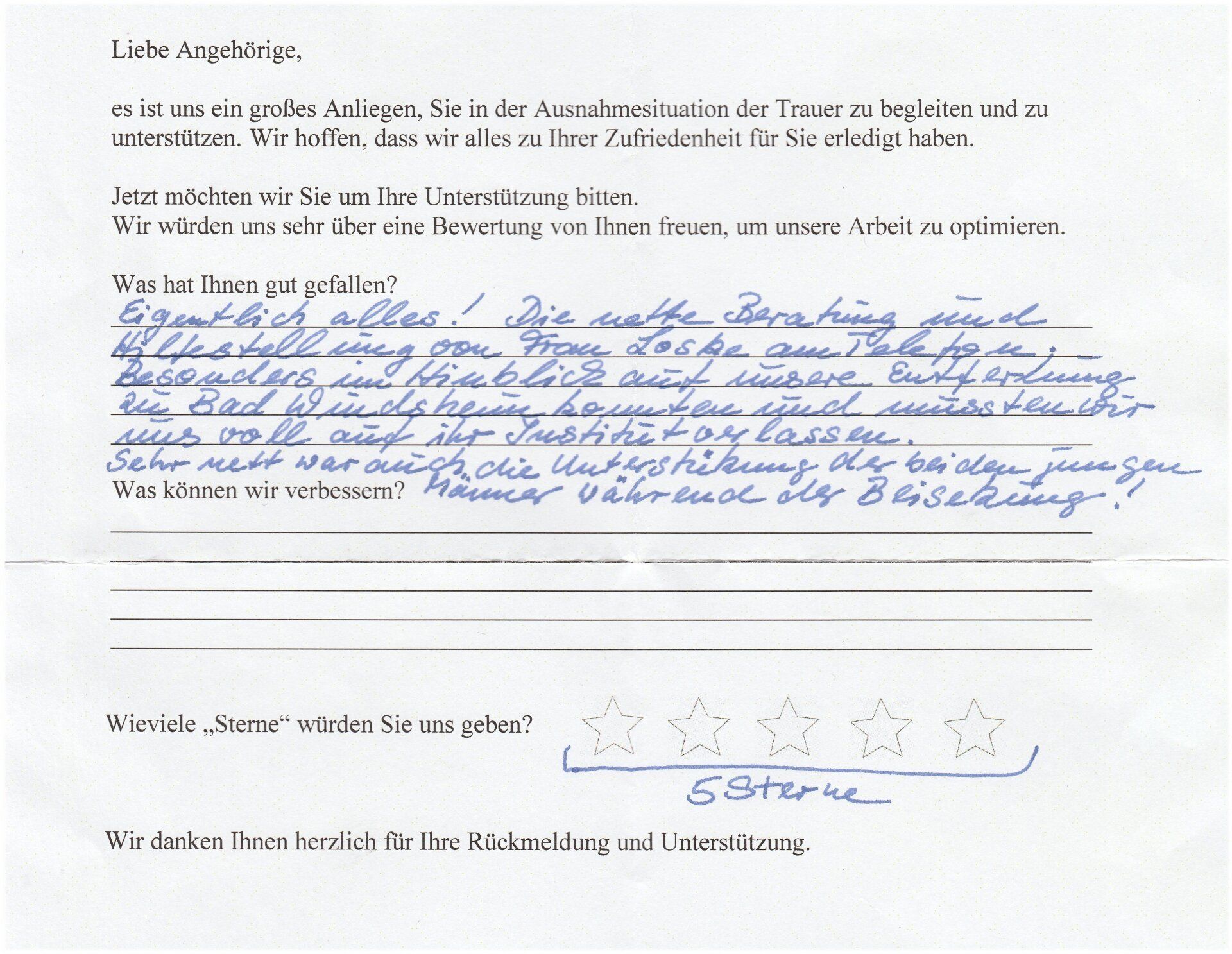 Feedback-Formular mit handschriftlichem Text, 5-Sterne-Bewertung angegeben, Kundenerfahrungsbewertung.