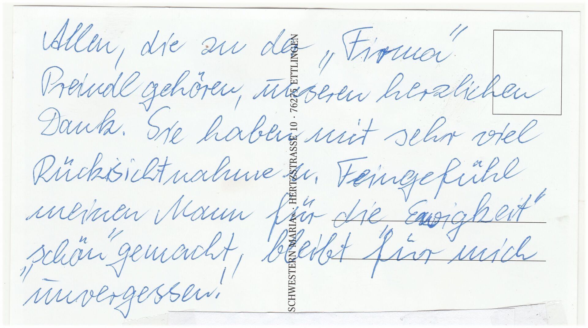 Handgeschriebene Postkarte in deutscher Sprache mit Dankbarkeit. Blaue Tinte auf Weiß, mit einem leeren Briefmarkenfeld.