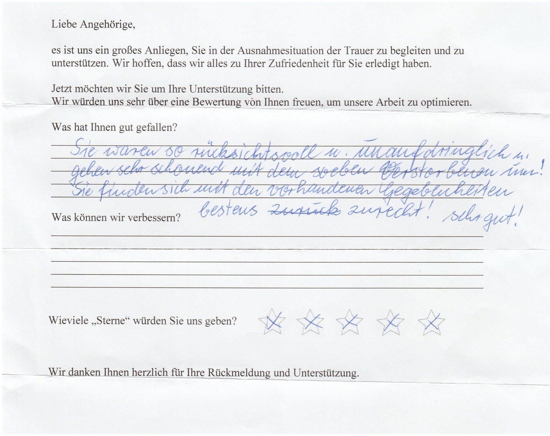 Handschriftliches Kundenfeedback auf einem Formular: Ausgezeichneter Service, sehr zufrieden. Fünf Sterne werden vergeben.