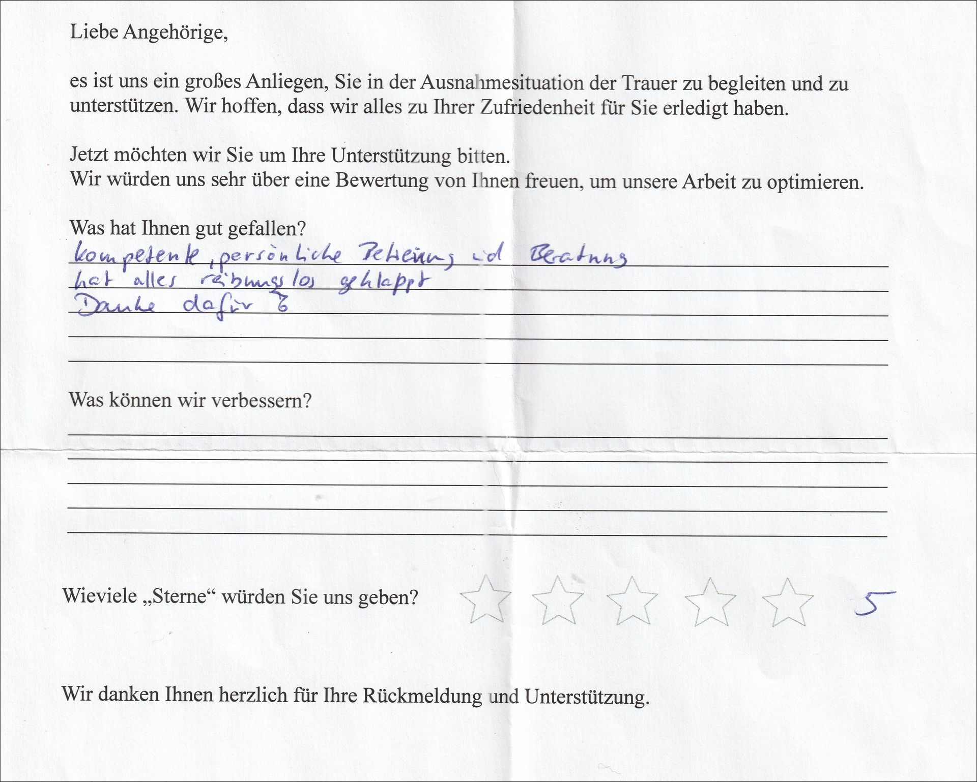 Handschriftlicher Fragebogen mit Fragen und Antworten zur Servicequalität; es wird eine Bewertung von 5 Sternen vergeben.