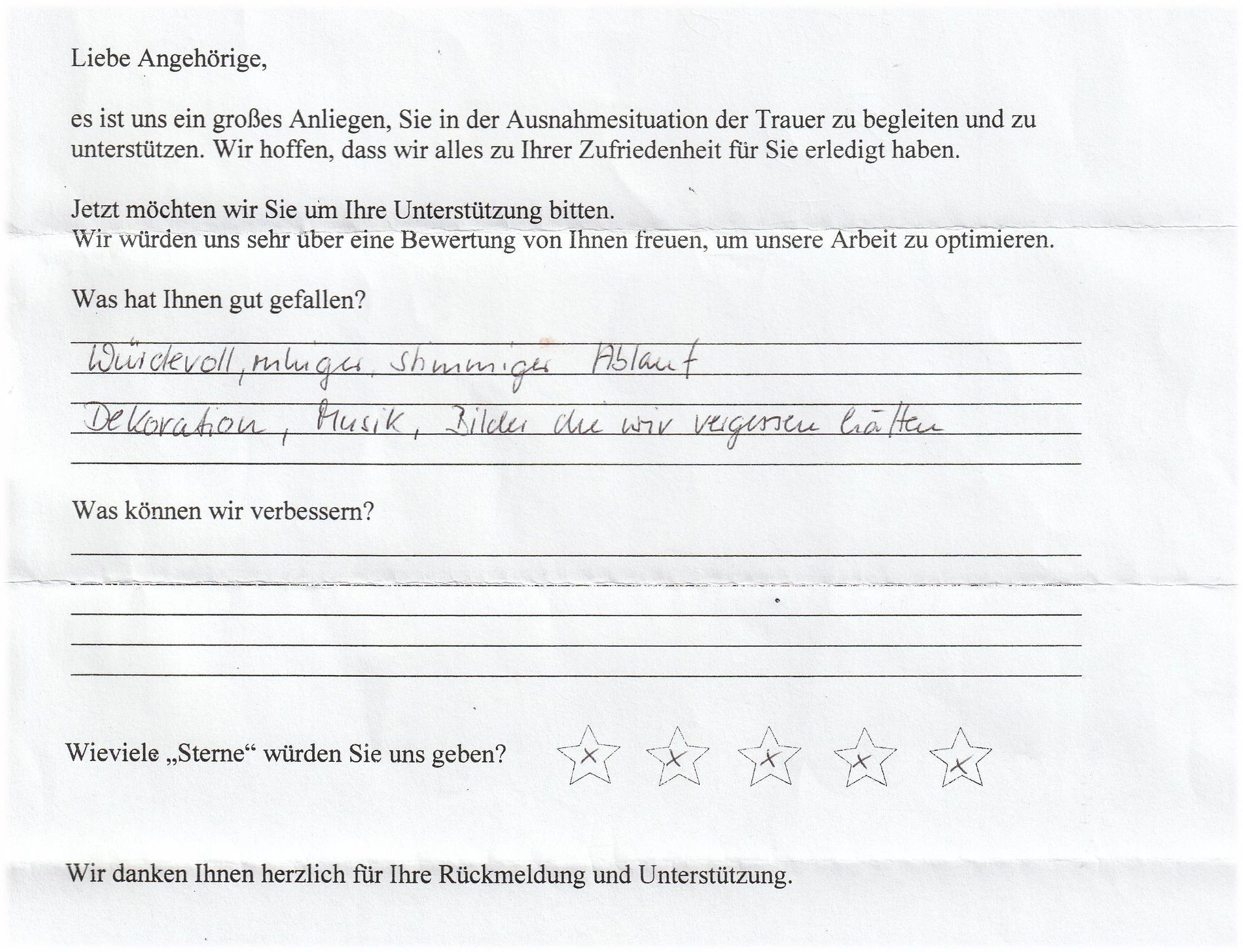Ein handschriftliches Kundenfeedbackformular mit Antworten und Bewertungssternen.