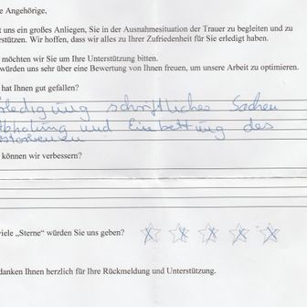 Handschriftliches Feedback auf einem Formular, in dem die Erledigung des Papierkrams, die Abholung und die Beerdigung sowie eine 4-Sterne-Bewertung erwähnt werden.