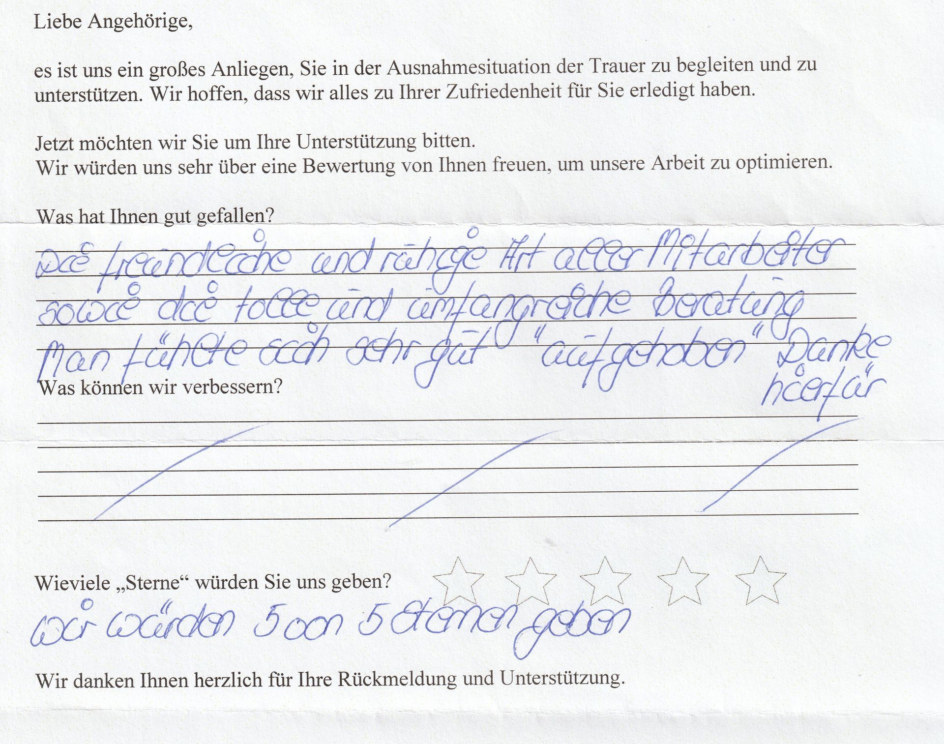 Handschriftliches Kundenfeedbackformular mit Lob für das Personal, den Service und das Gefühl, „gut aufgehoben“ zu sein. Fünf-Sterne-Bewertung.
