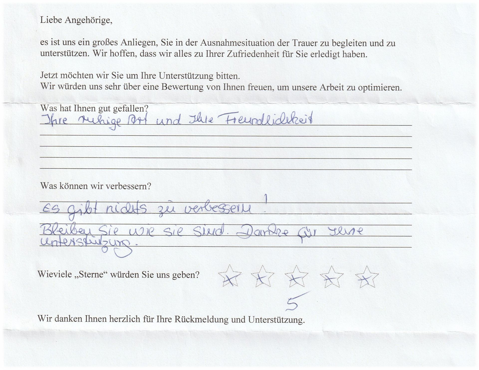 Ein handschriftlicher Kundenfeedbackbogen in deutscher Sprache, in dem Service und Freundlichkeit gelobt und mit fünf Sternen bewertet werden.