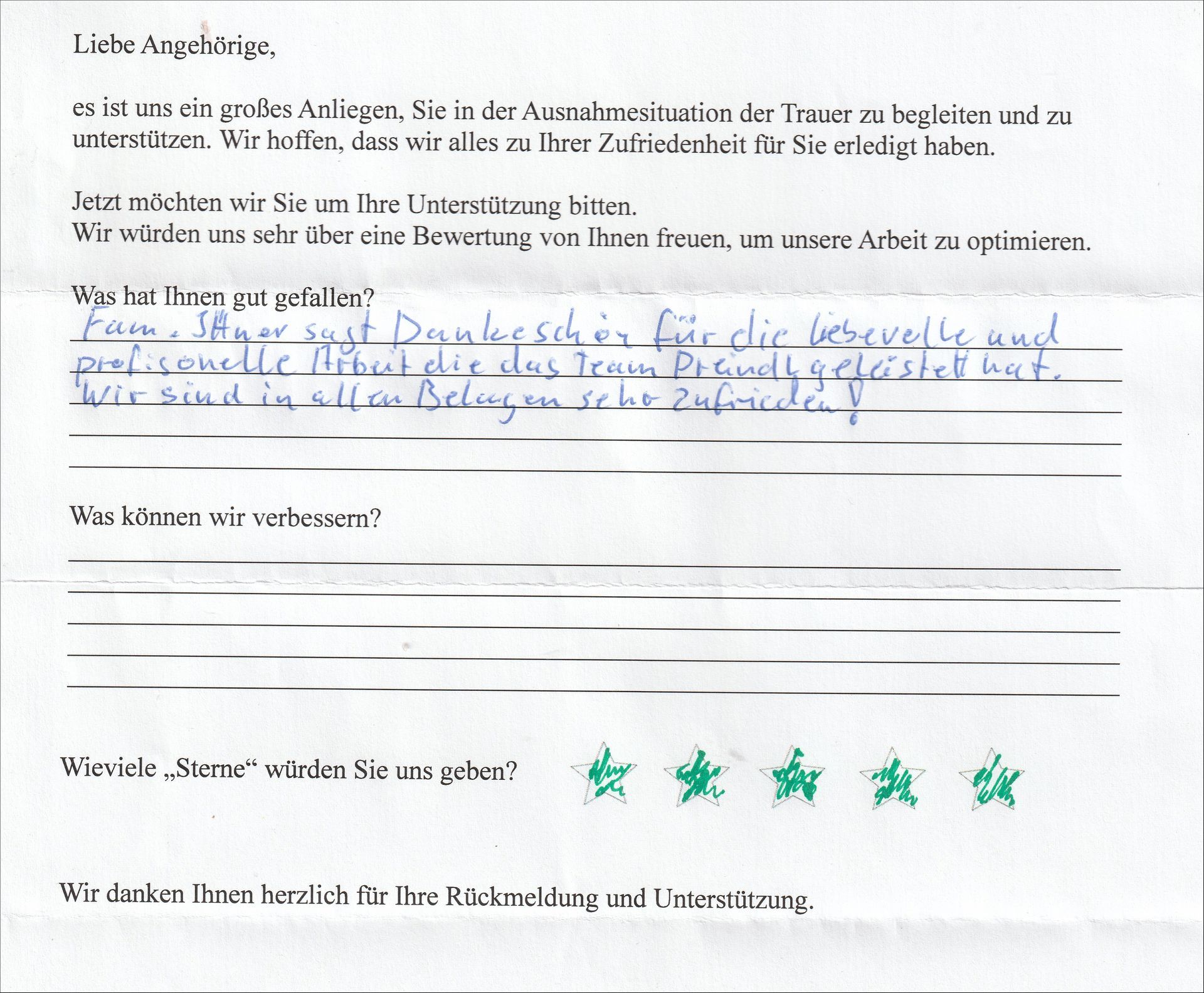 Handschriftliches Feedback-Formular: Lob für den Service, Bewertung mit fünf Sternen, Dank an das Unternehmen.