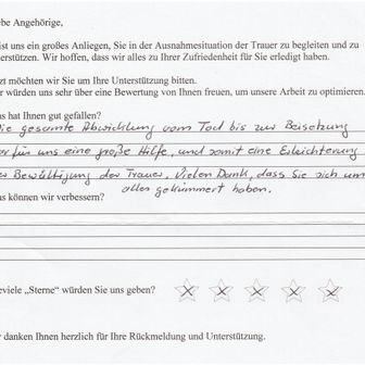 Handschriftliches Feedbackformular, komplette Trauerfeier als hilfreich beschrieben. Kunde vergibt 5 Sterne.