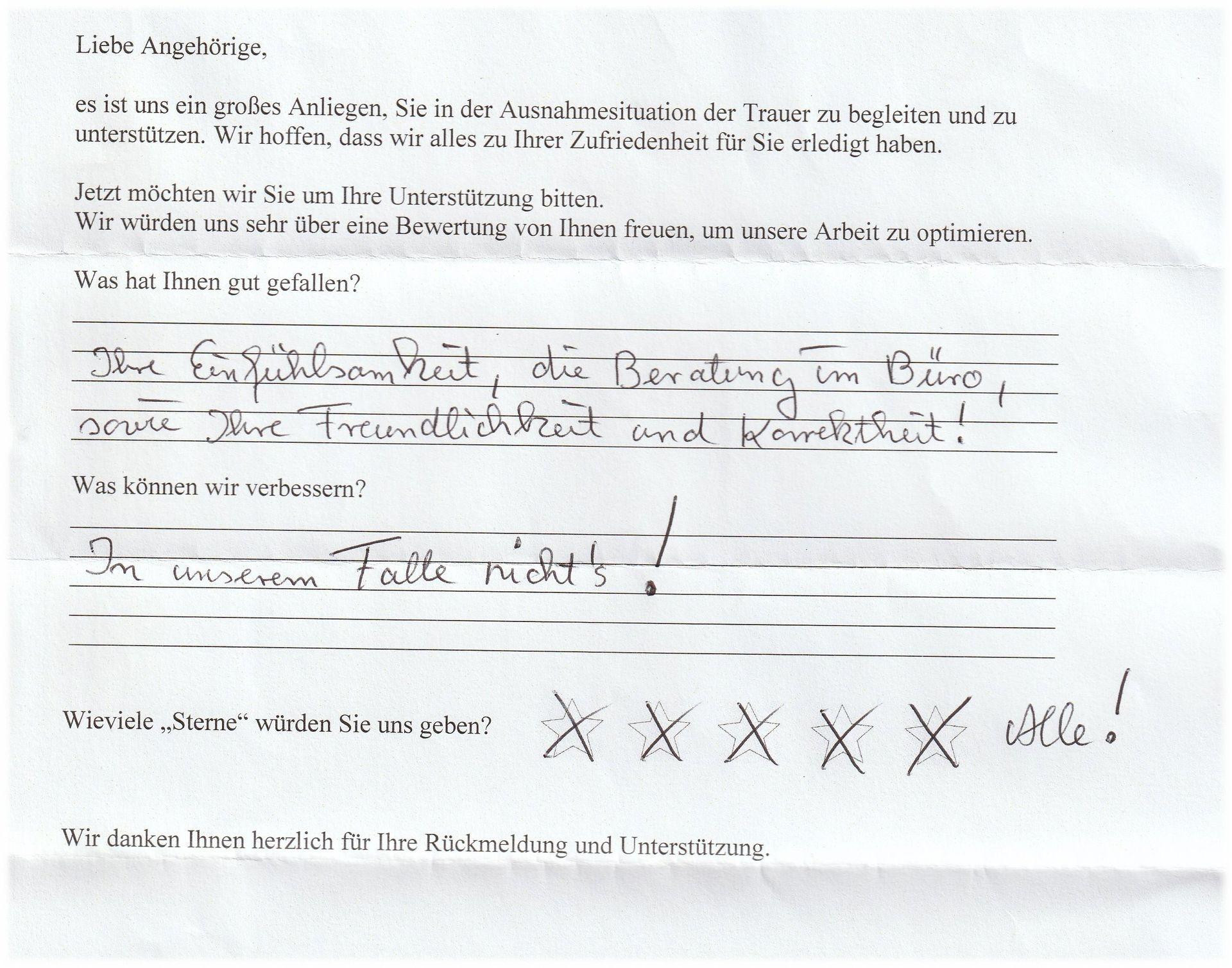 Handschriftliche Notizen auf einem Blatt Papier mit Text und mehreren durchgestrichenen Kästchen, die auf ein Umfrage-Feedback hinweisen.