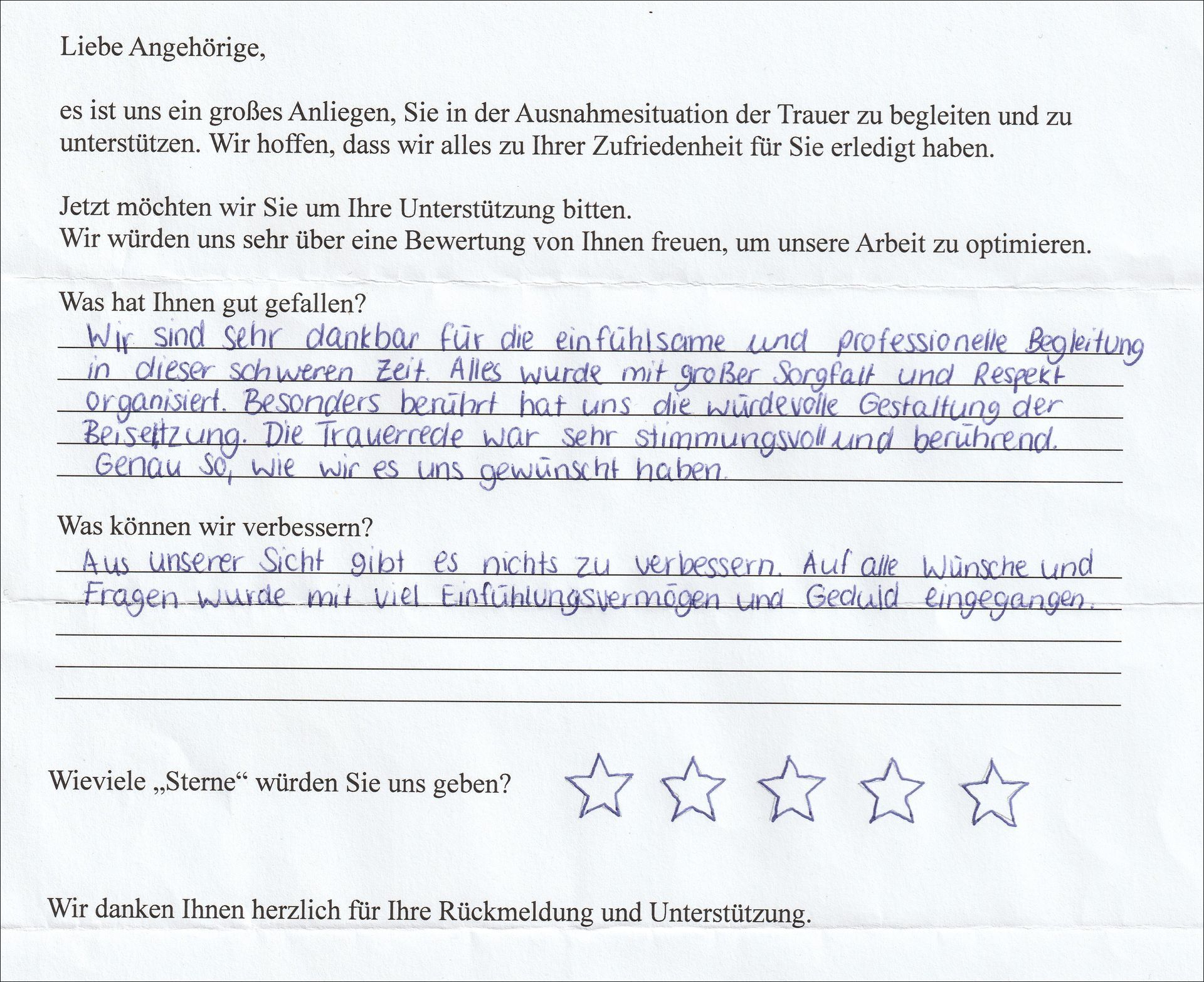 Handschriftliches Kundenfeedback auf einem Papierformular mit Text in deutscher Sprache und Bewertungssternen.