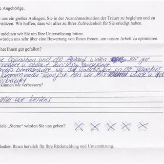 Handschriftliches Feedback auf einem Formular mit einer Bewertung einer Veranstaltung. Einige Sterne sind durchgestrichen.