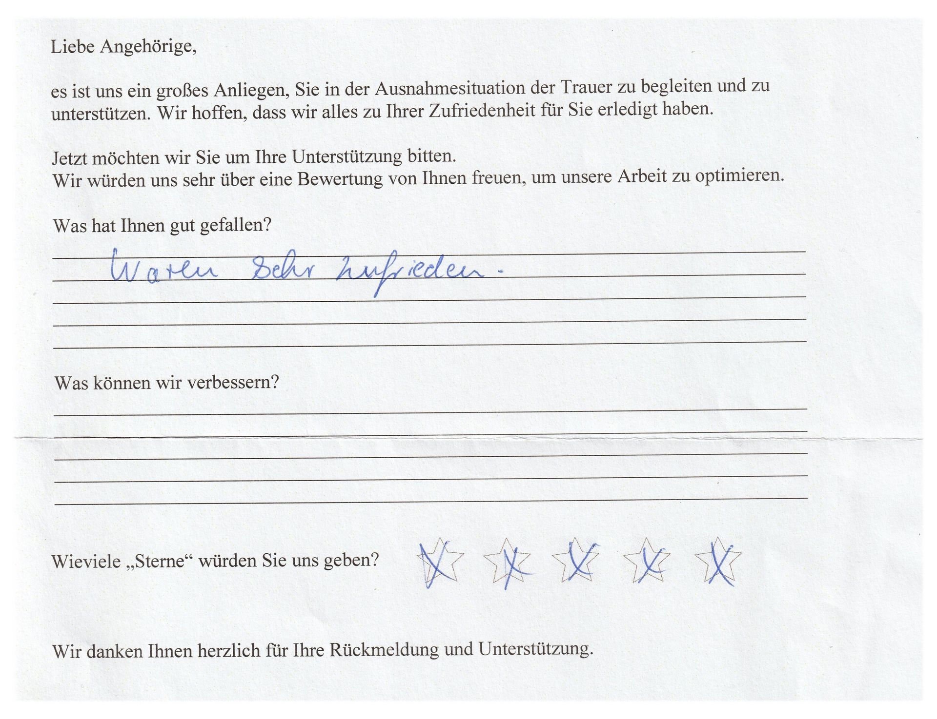 Ein handschriftliches Kundenfeedbackformular mit Text, einer mit vier Sternen gekennzeichneten Bewertungsskala und der schriftlichen Antwort eines Kunden.