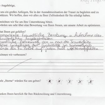 Handschriftliches Feedback-Formular. Positive Kommentare zum Service, 3 von 5 Sternen und Unterschrift.