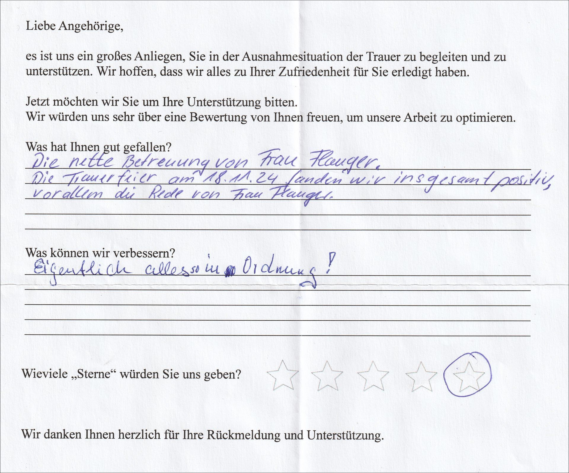 Handschriftlicher Kundenfeedbackbogen mit Text und Sternebewertungen; ausgefüllt mit positiven Kommentaren zum Service und der Bewertung „Ausgezeichnet“.