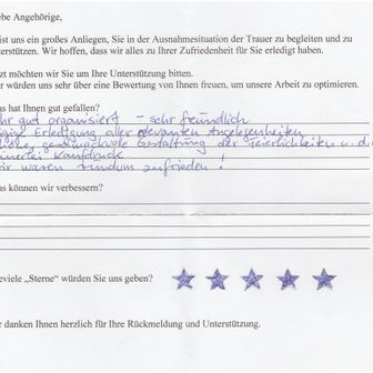 Handschriftliches deutsches Feedbackformular mit positiven Kommentaren und 5-Sterne-Bewertung für die Trauerfeier.