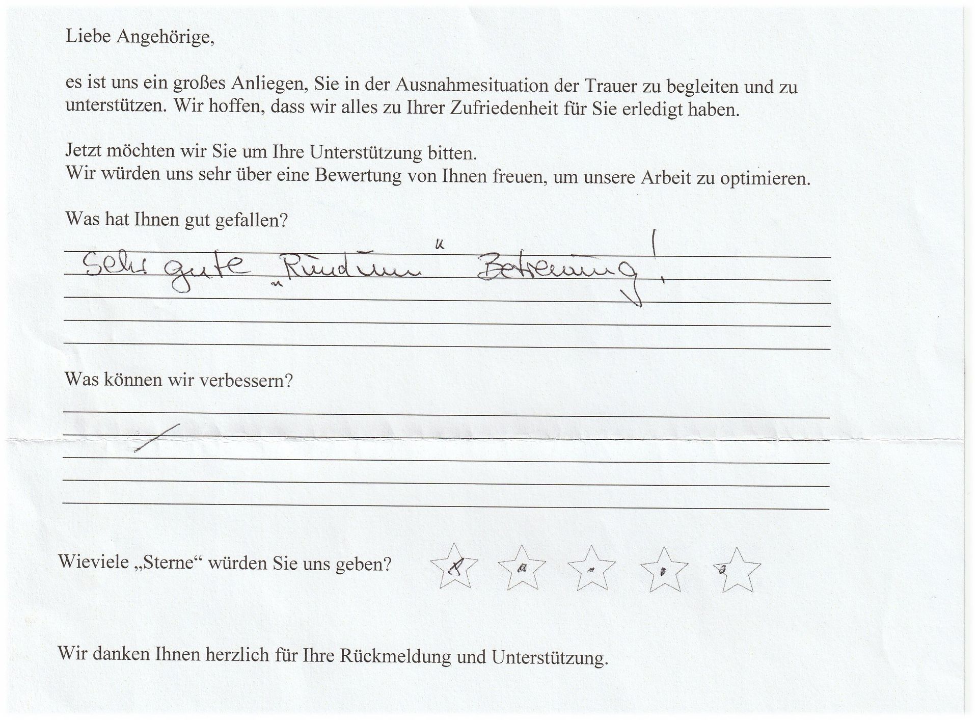 Deutscher Umfragebogen mit handschriftlichem Feedback, in dem der Kundenservice gelobt wird.