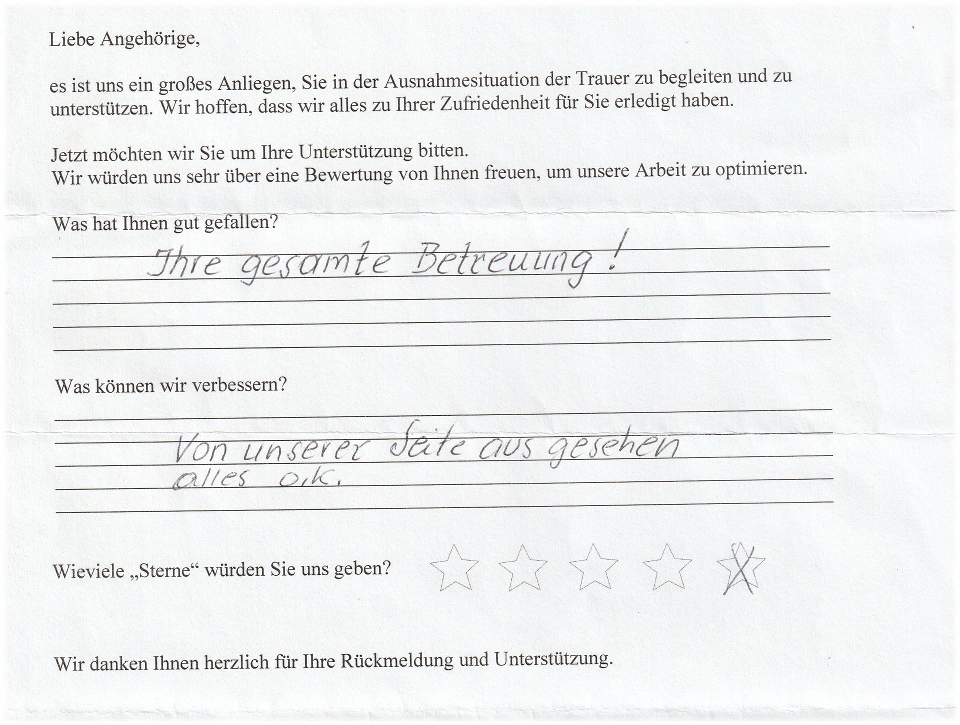Deutscher Kundenfeedbackbogen mit handschriftlichen Antworten und Bewertungssternen.