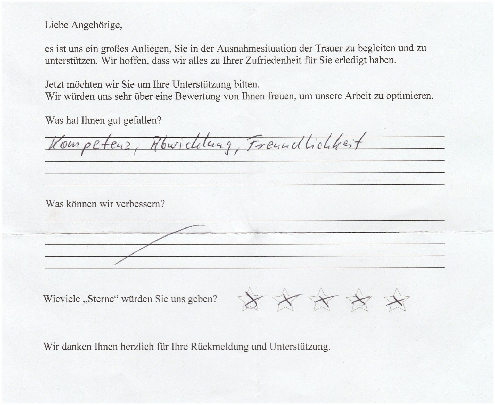 Handschriftlicher Feedbackbogen mit Text in deutscher Sprache, inklusive Bewertungen und Kommentaren zur Servicequalität.