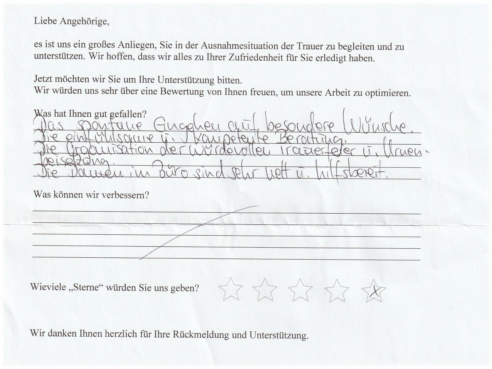 Handschriftlicher Feedbackbogen mit Kundenbewertungen und einem schriftlichen Kommentar.