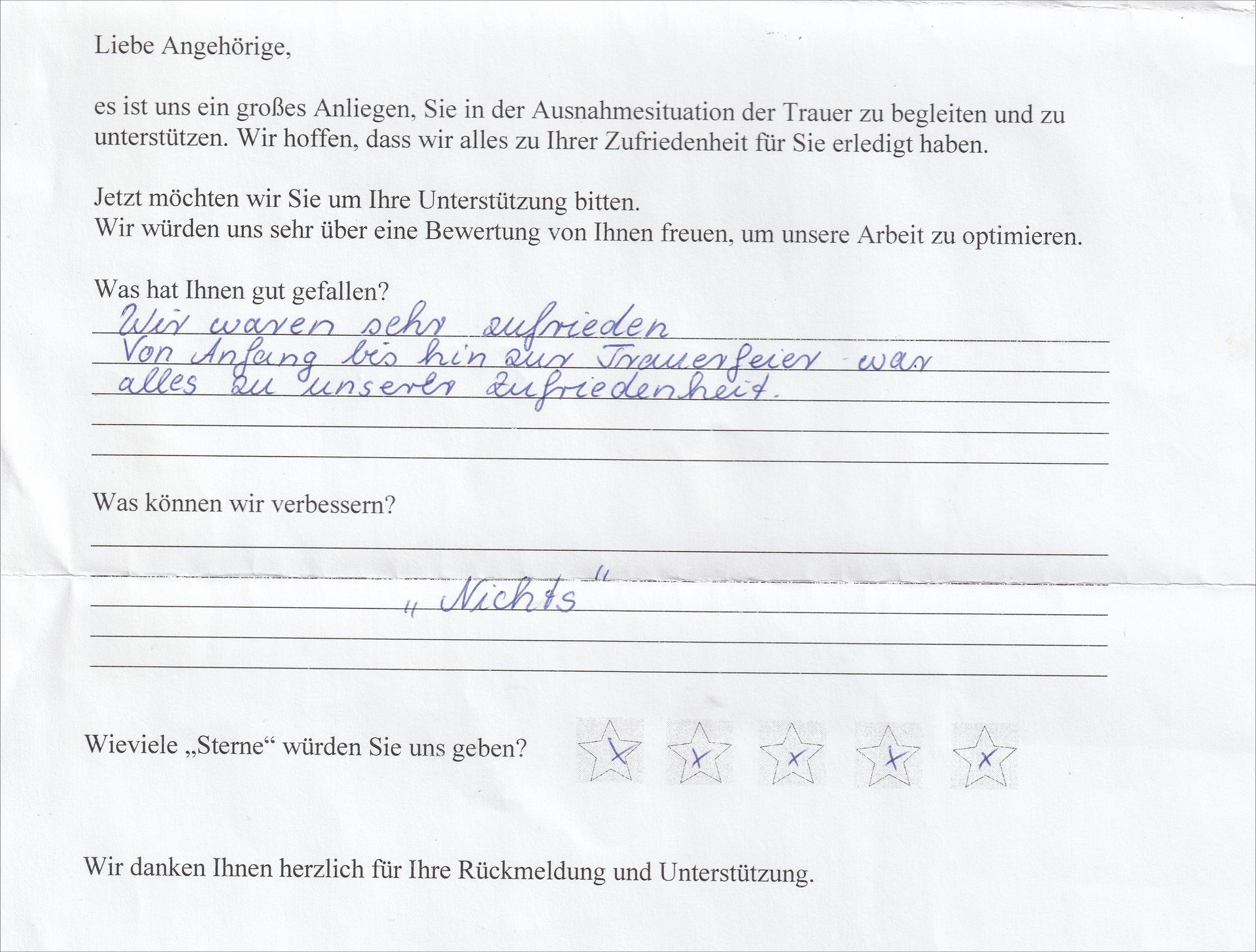 Handschriftliches Feedback-Formular mit Kundenzufriedenheit. Text lautet: „Sehr zufrieden“ und „Nichts zu verbessern.“