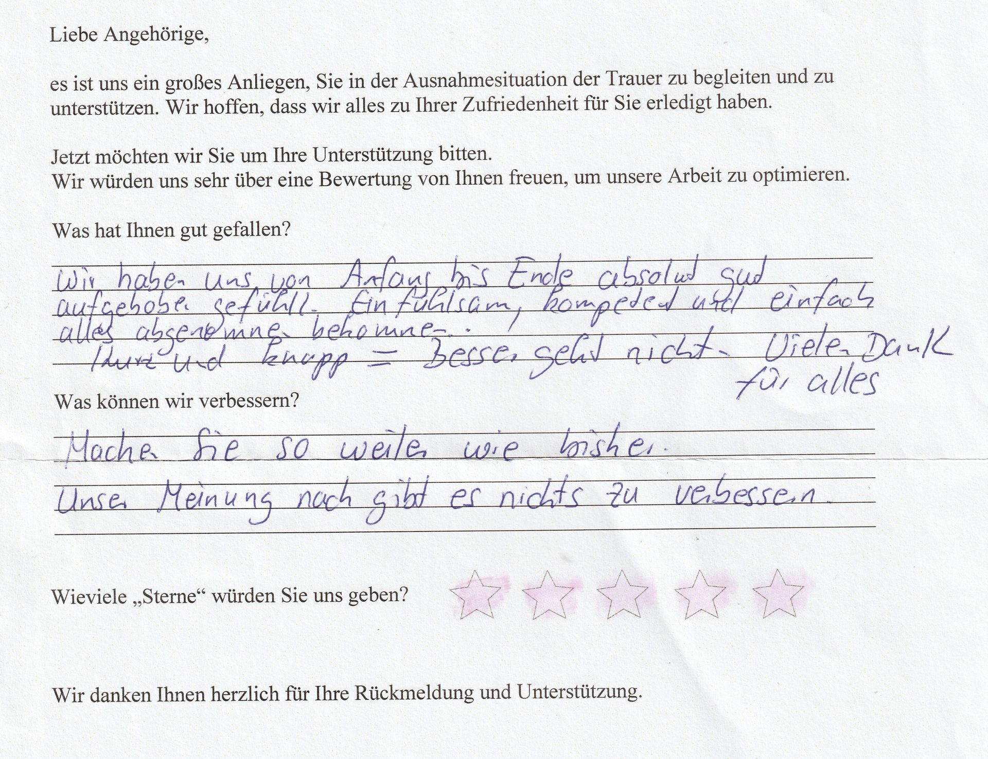 Handschriftliches deutsches Feedbackformular mit Text, Sternen und Antworten zu den Dienstleistungen.
