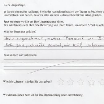 Ein handschriftliches Kundenfeedbackformular mit der Bitte um eine Bewertung. Enthält positive Kommentare und Platz für Verbesserungsvorschläge.