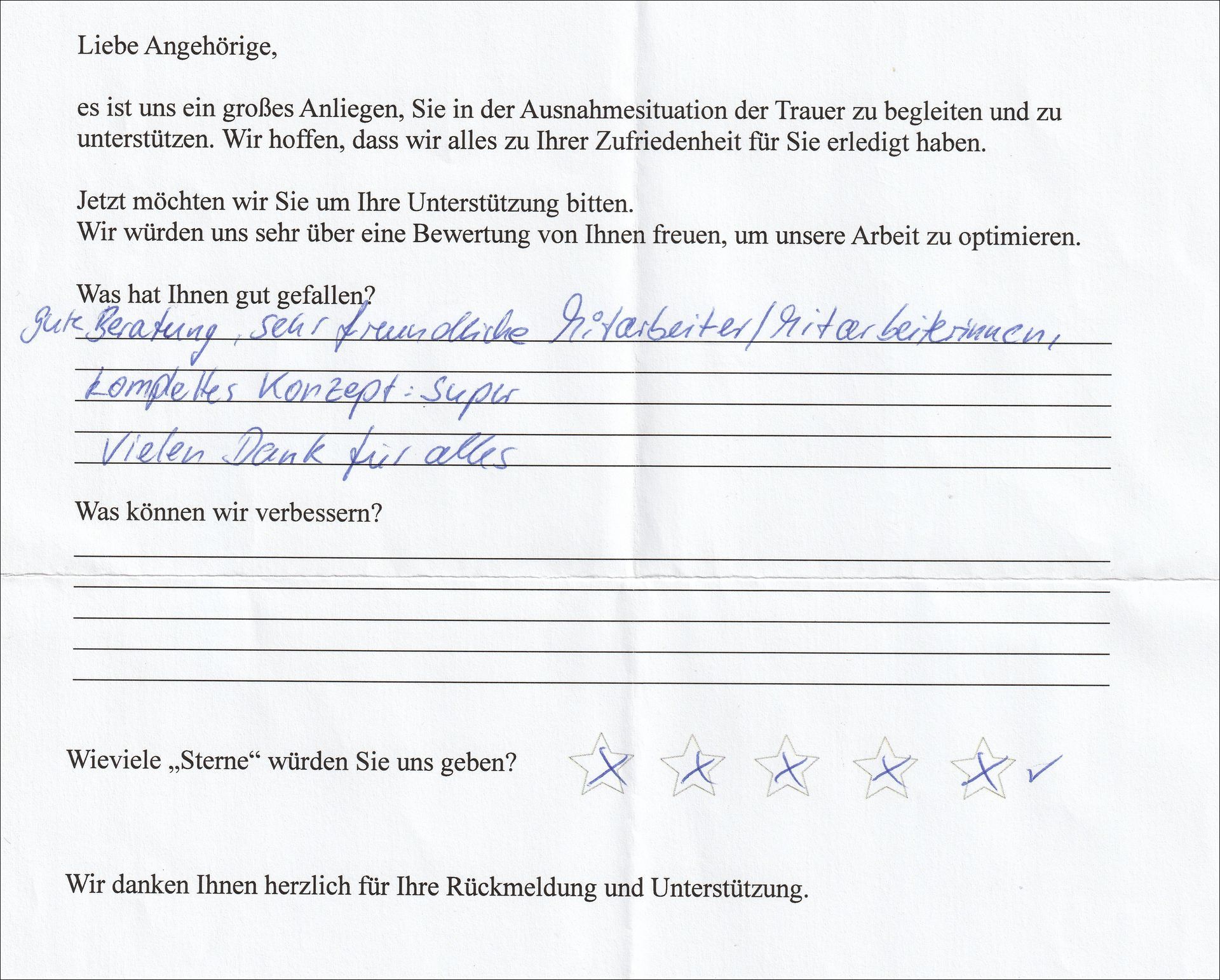 Handschriftliches Kundenfeedbackformular, das positive Serviceerlebnisse mit einer Fünf-Sterne-Bewertung hervorhebt.