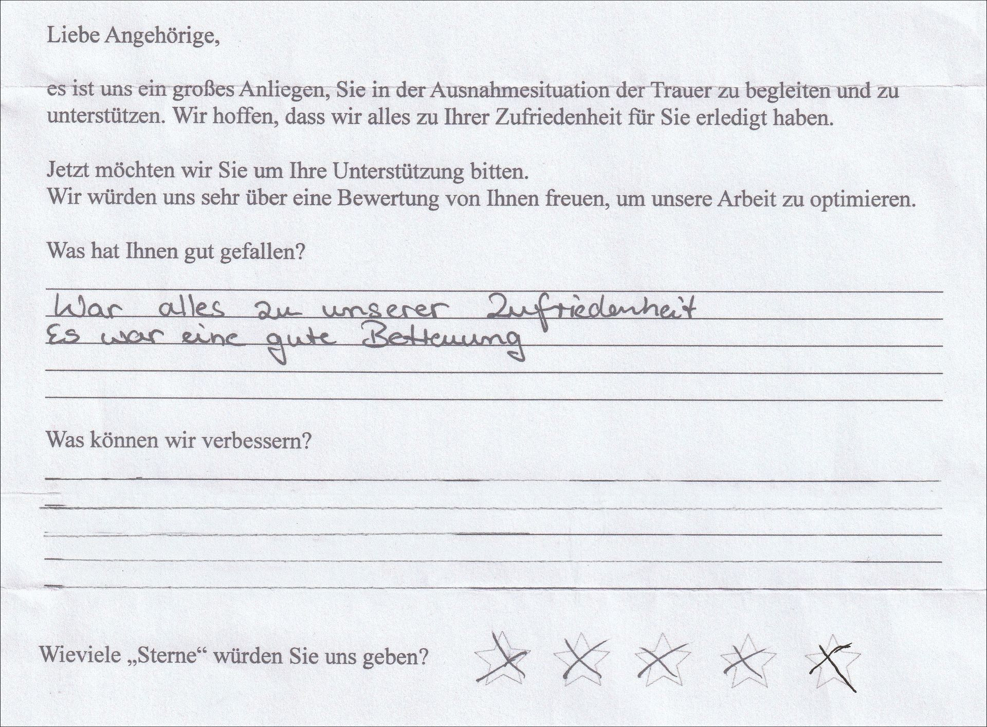 Handschriftliches Feedback auf einem Formular; der Text ist in deutscher Sprache und enthält Antworten zur Zufriedenheit und zu Verbesserungsmöglichkeiten.