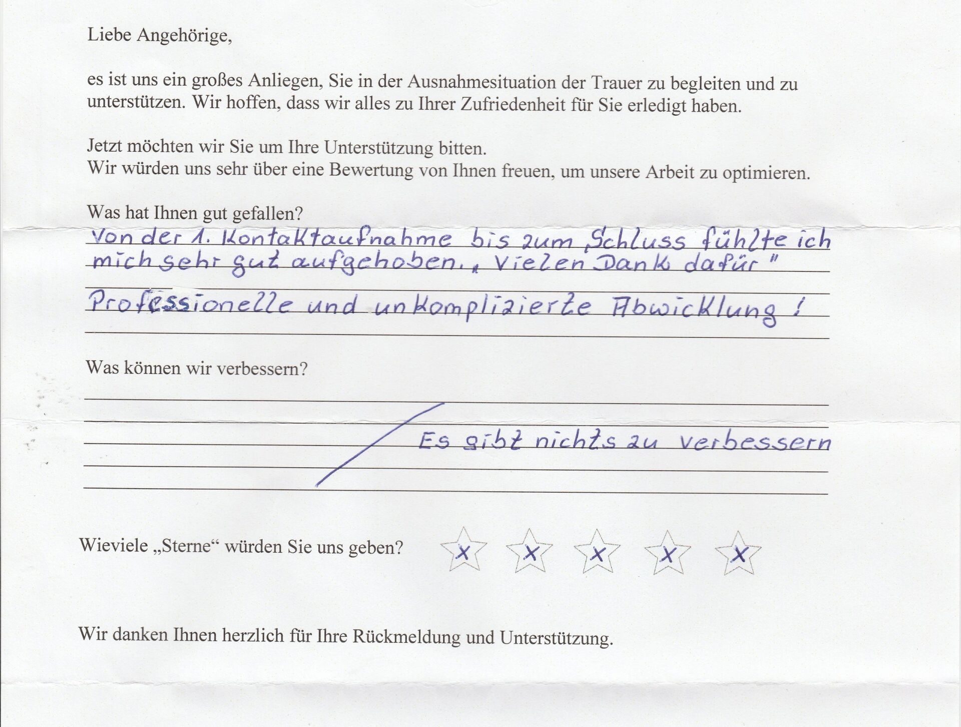 Handschriftliches Feedback auf einem Formular, das den Service lobt: „Vom Kontakt bis zum Abschluss fühlte ich mich sehr gut aufgehoben. Professionelle und unkomplizierte Abwicklung. Kein Verbesserungsbedarf.“