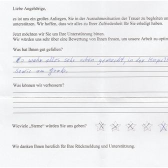 Feedback-Formular mit handschriftlichem Text. Eine Person bewertete den Service und schrieb Komplimente.