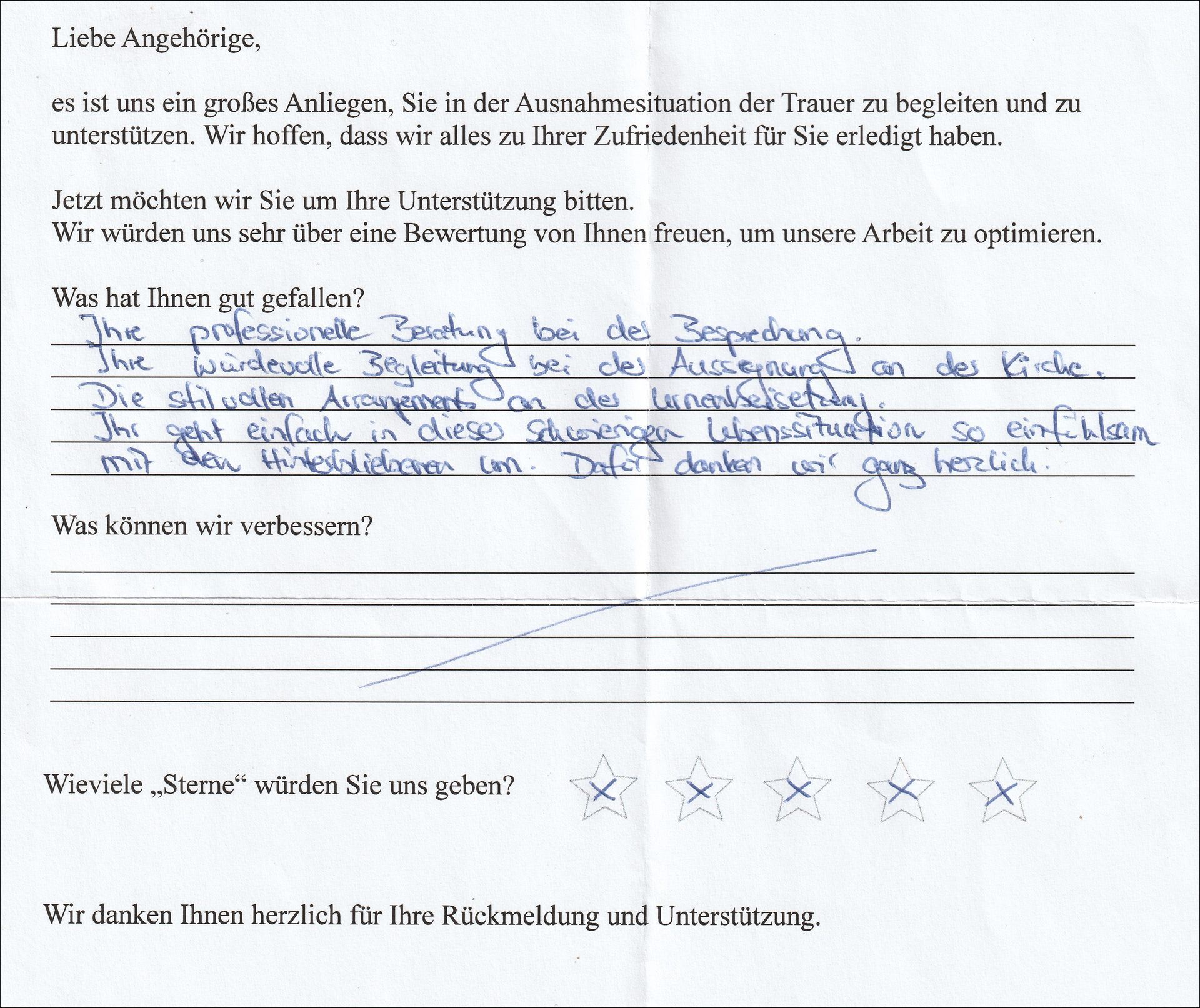 Ein handschriftliches Feedback-Formular in deutscher Sprache, in dem um Servicebewertungen und -beurteilungen gebeten wird.
