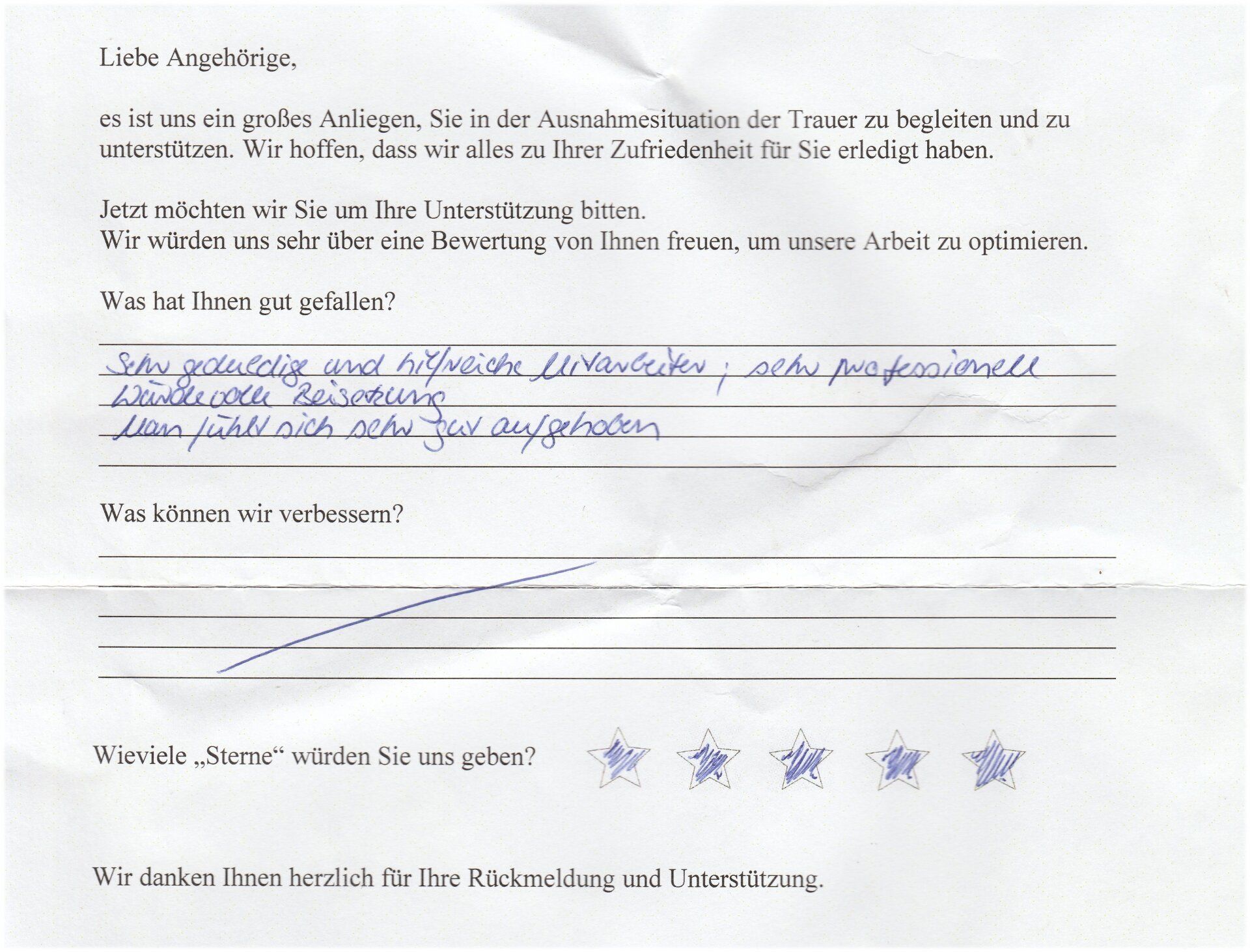 Ein Kundenfeedbackformular mit handschriftlichen Antworten und einer Sternebewertung für ein Unternehmen.