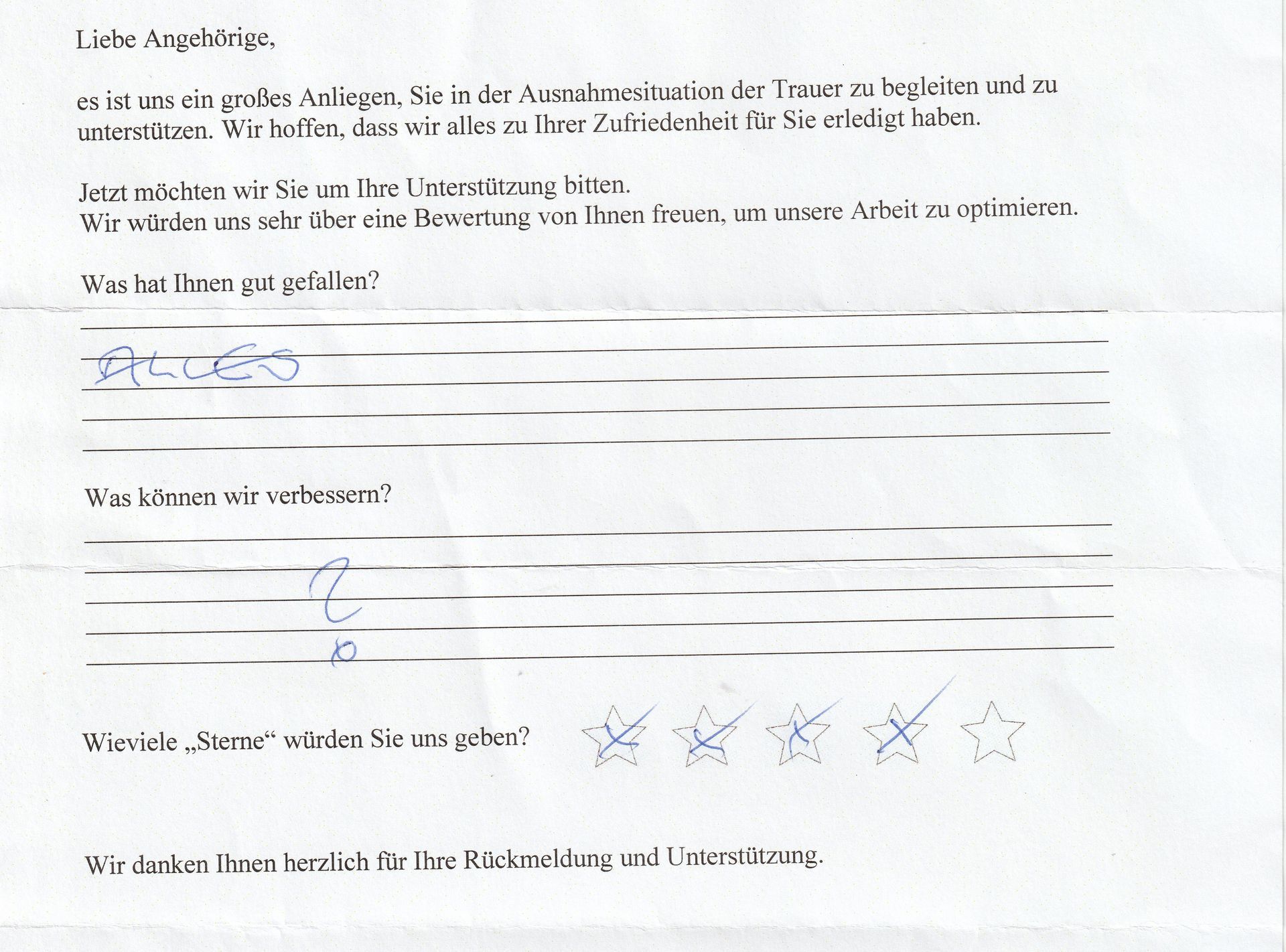 Handschriftliches Formular zur Kundenzufriedenheitsumfrage mit Text und Bewertungssternen.