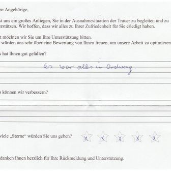Eine handschriftliche Notiz auf einem Formular, in der eine Trauerfeier positiv bewertet wird.