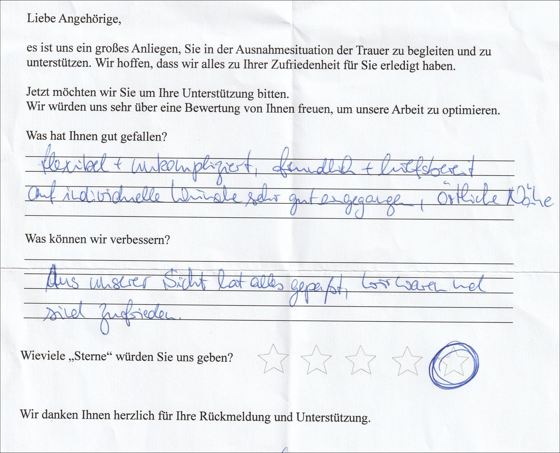 Handschriftliches Feedbackformular mit deutschem Text zur Beantwortung von Fragen zu einer Dienstleistung.